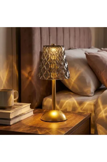 Uzun Klasik Gri Baklava Model LED Masa Lambası – Dokunmatik, 3 Renk Işık Modlu, Şarjlı Dekoratif Gece Lambası (5637) Uzun Klasik Gri Baklava Model LED Masa Lambası – Dokunmatik, 3 Renk Işık Modlu, Şarjlı Dekoratif Gece Lambası (5637)