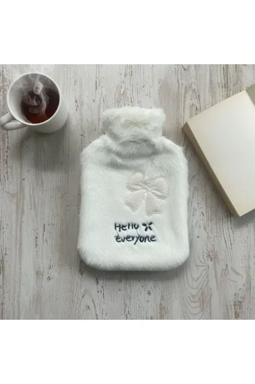 Hello Everyone Yazılı Kurdeleli Beyaz Peluş Sıcak Su Torbası 1 Lt – Yumuşak Kılıf, Uzun Süre Sıcak Tutan Termal Su Torbası (5637) Hello Everyone Yazılı Kurdeleli Beyaz Peluş Sıcak Su Torbası 1 Lt – Yumuşak Kılıf, Uzun Süre Sıcak Tutan Termal Su Torbası (5637)