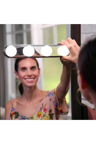 Kablosuz Parlak Banyo Stüdyo Makyaj Aynası Işığı Pilli Vantuzlu Taşınabilir 4 Led Ampul (5637) Kablosuz Parlak Banyo Stüdyo Makyaj Aynası Işığı Pilli Vantuzlu Taşınabilir 4 Led Ampul (5637)