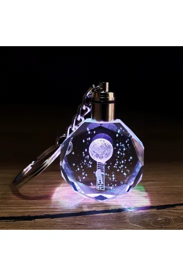 Aya Tırmanan Astronot Tasarımlı Işıklı Kristal Anahtarlık Aya Tırmanan Astronot Tasarımlı Işıklı Kristal Anahtarlık