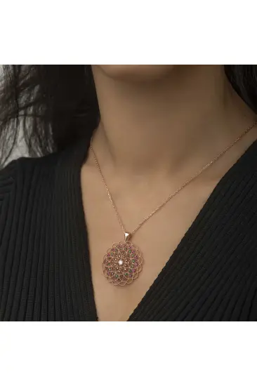 Gümüş Rose Geometrik Desenli Madalyon Kolye Gümüş Rose Geometrik Desenli Madalyon Kolye