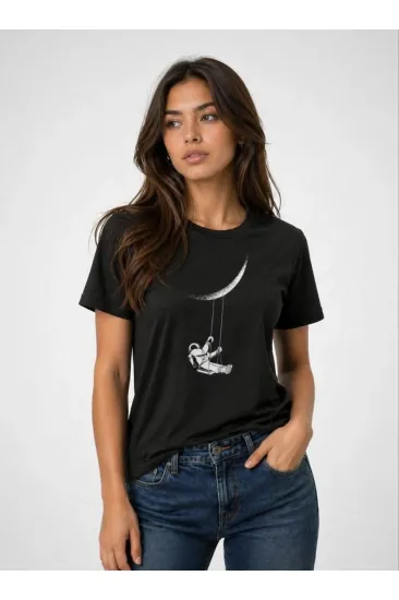 Kadın Astronot Ay Temalı Tişört Kısa Kol Yazlık Bisiklet Yaka T-Shirt - Siyah Kadın Astronot Ay Temalı Tişört Kısa Kol Yazlık Bisiklet Yaka T-Shirt - Siyah