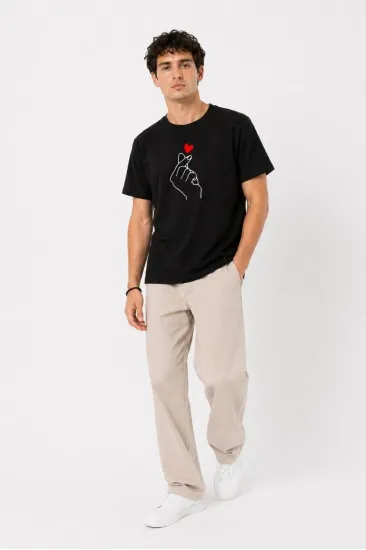 Erkek Kore Parmak Kalp Aşk Temalı Minimal Baskılı Tişört Yazlık Kısa Kol T-Shirt - Siyah Erkek Kore Parmak Kalp Aşk Temalı Minimal Baskılı Tişört Yazlık Kısa Kol T-Shirt - Siyah