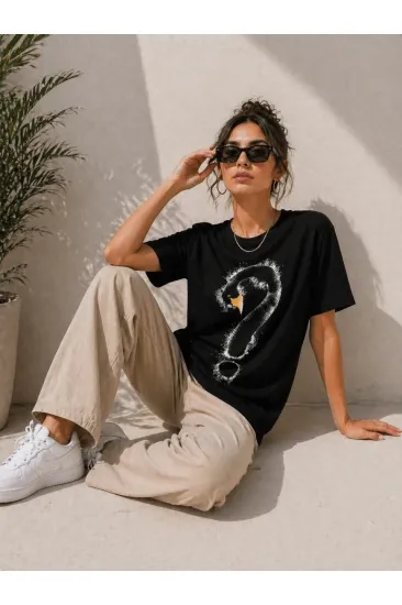 Kadın Kuğu Figürlü Soru İşareti Baskılı Tişört Kısa Kol T-Shirt - Siyah Kadın Kuğu Figürlü Soru İşareti Baskılı Tişört Kısa Kol T-Shirt - Siyah