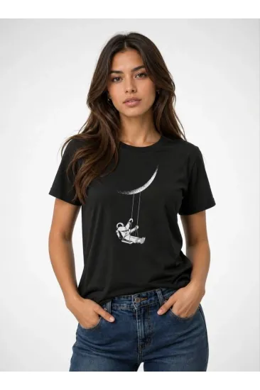 Kadın Astronot Ay Temalı Tişört Kısa Kol Yazlık Bisiklet Yaka T-Shirt - Siyah Kadın Astronot Ay Temalı Tişört Kısa Kol Yazlık Bisiklet Yaka T-Shirt - Siyah