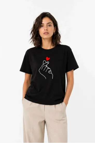 Kadın Kore Parmak Kalp Aşk Temalı Minimal Baskılı Tişört Yazlık Kısa Kol T-Shirt - Siyah Kadın Kore Parmak Kalp Aşk Temalı Minimal Baskılı Tişört Yazlık Kısa Kol T-Shirt - Siyah