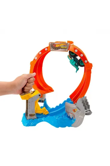 JFR08 Hot Wheels Monster Trucks Dönen Corkscrew Shark Çarpışması
